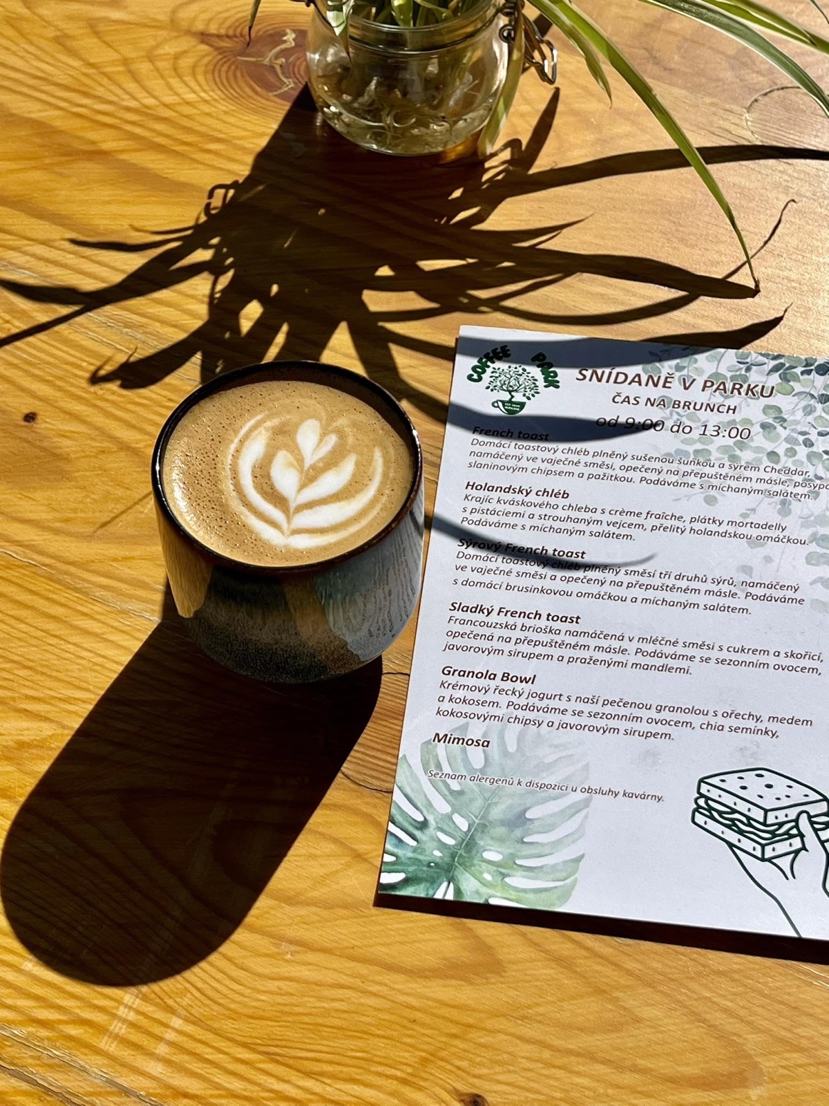 Latte a brunch menu na stole
