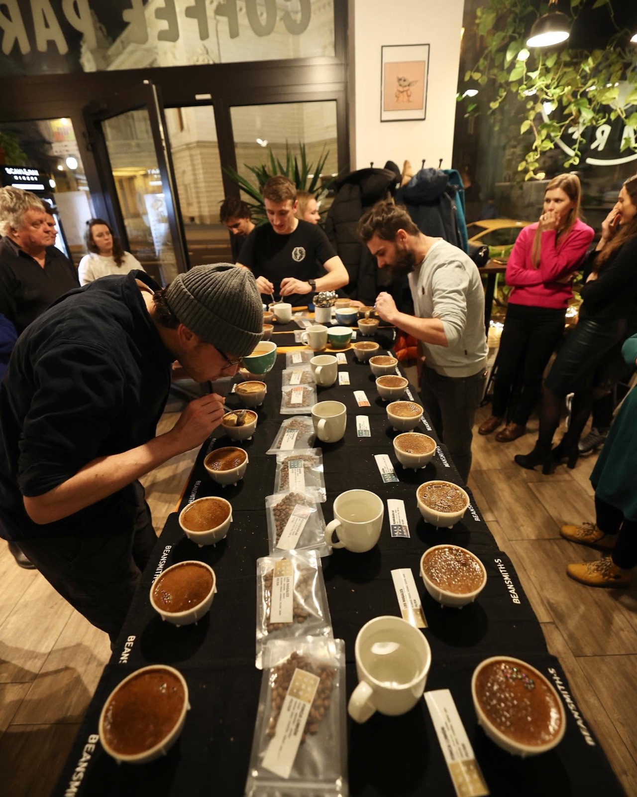 Večerní cupping na baru