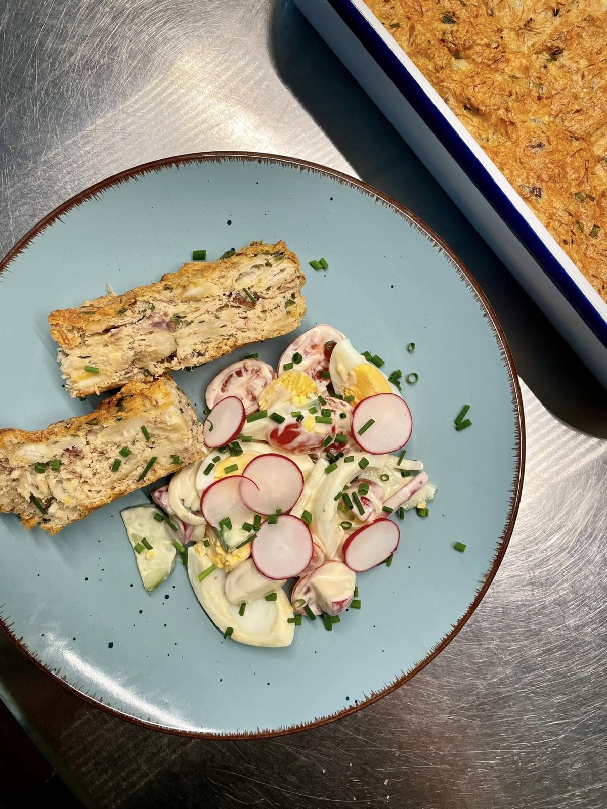 Brunch talíř s pečivem a salátem
