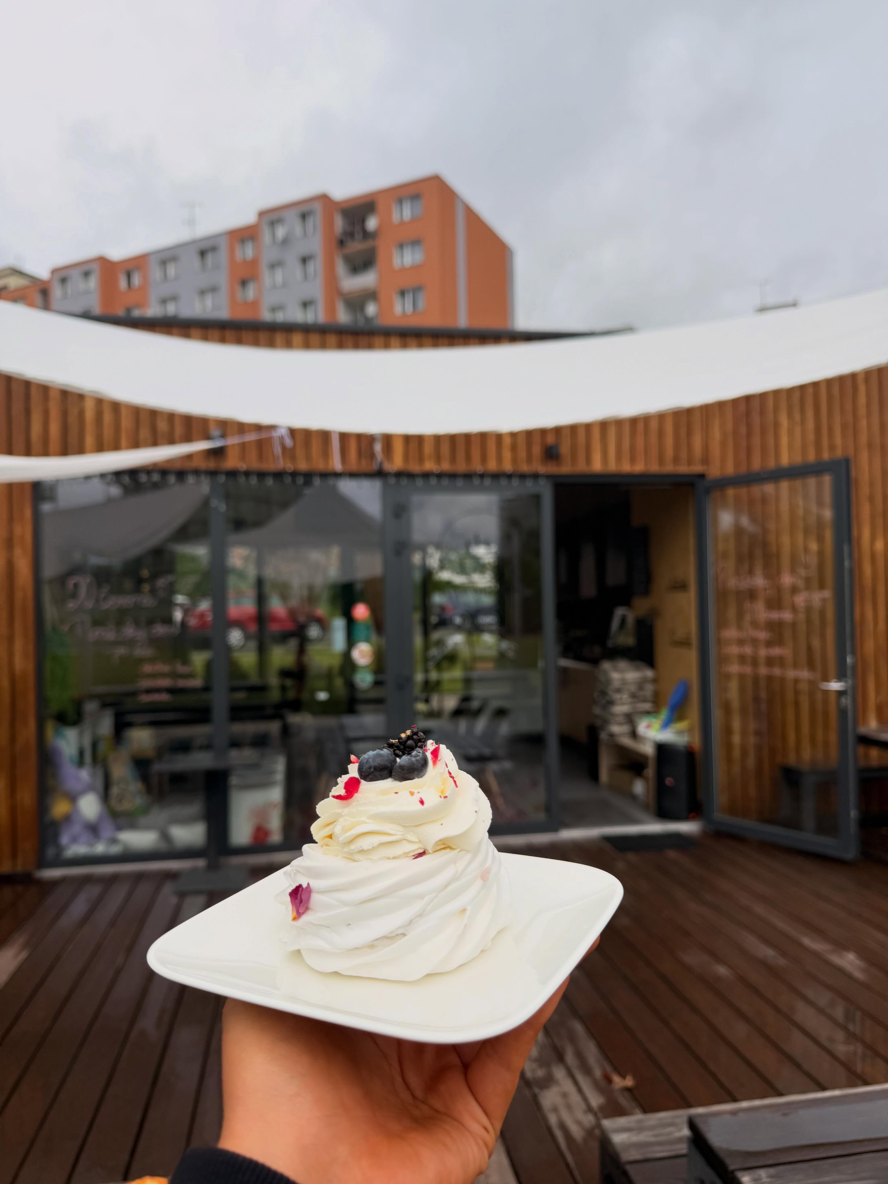 Pavlova s ovocem