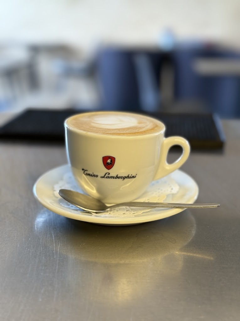 Cappuccino v značkovém šálku Tonino Lamborghini