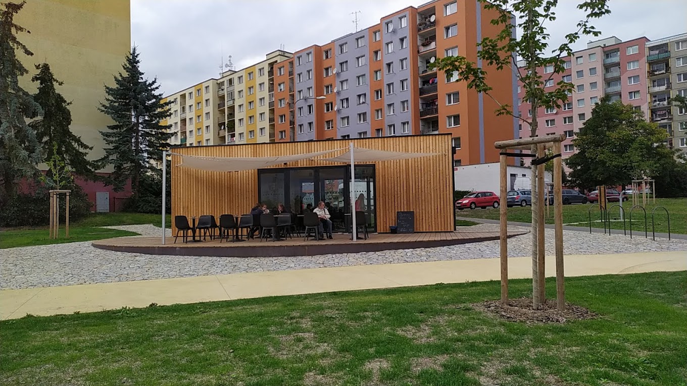 Venkovní posezení Kavárny K v parku na Krašovské