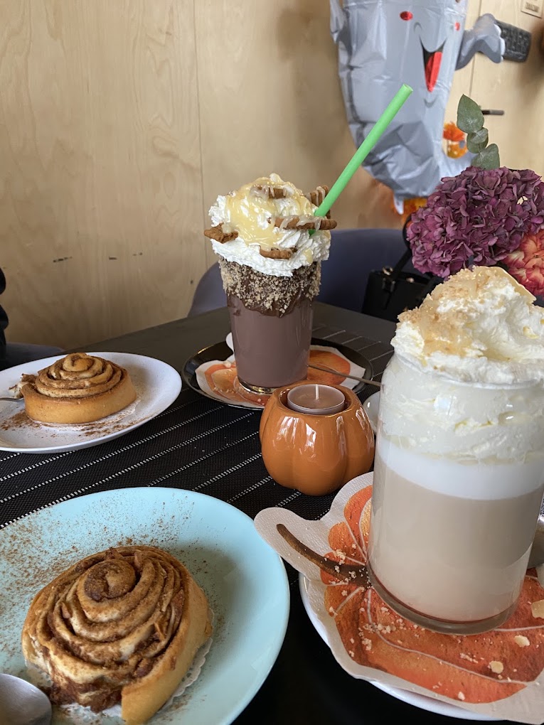 Podzimní skořicové šneky a dýňové latté