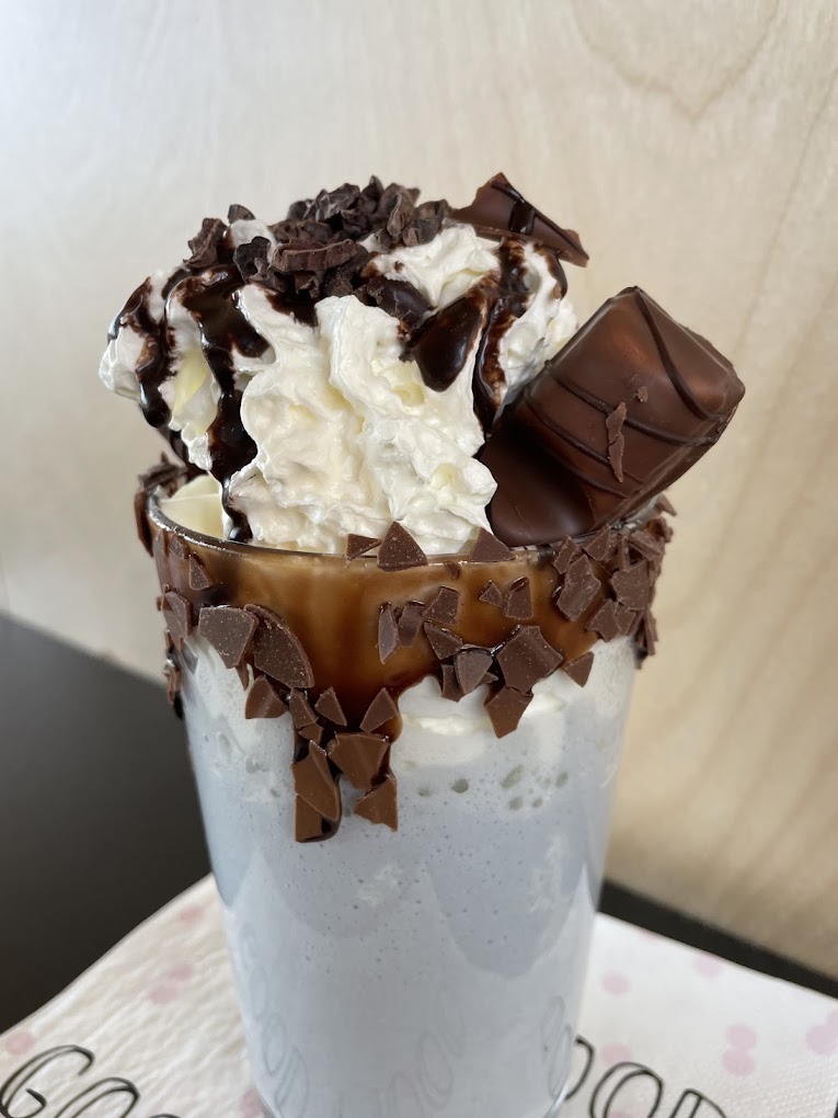 Frappé s Kinder čokoládou a šlehačkou