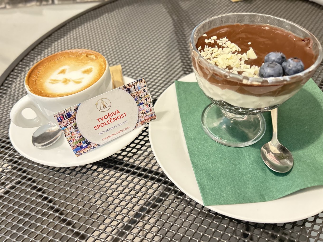 Cappuccino s kočičím latte art a dezert