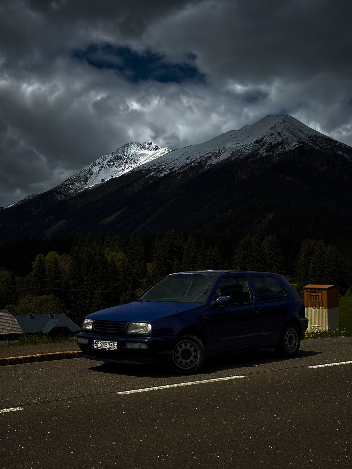 Modrý Golf MK3 pod zasněženými Alpami