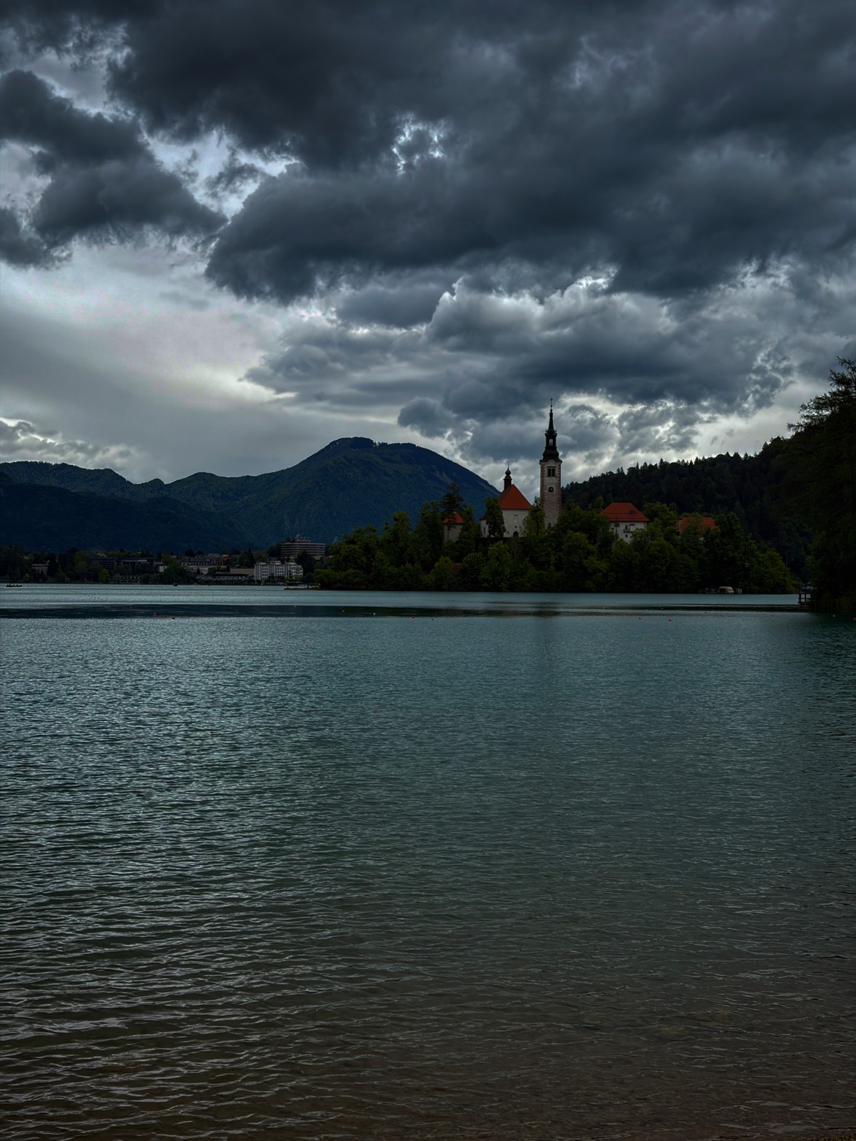Jezero Bled s kostelem pod bouřkovými mraky