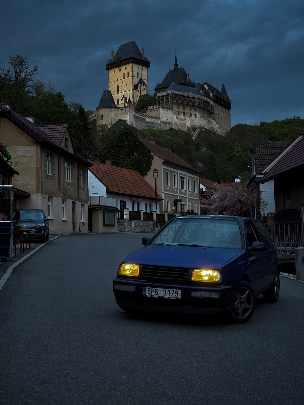 Golf MK3 pod hradem Karlštejn za soumraku