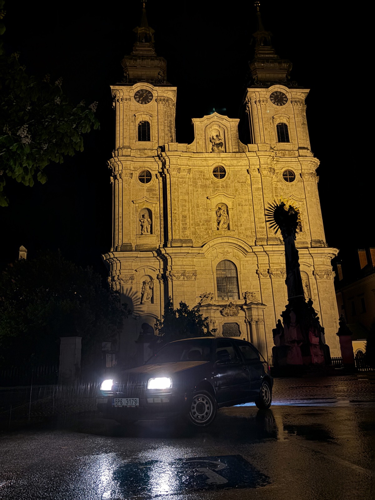 Golf MK3 před barokním kostelem Dom am Pyhrn ve Spital am Pyhrn v noci