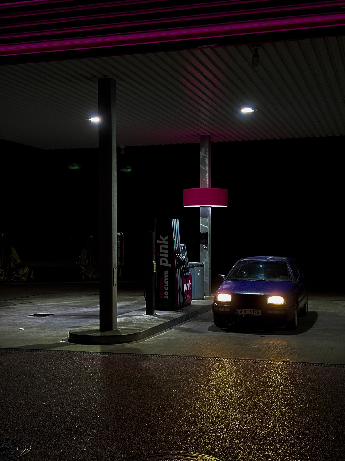 Golf MK3 v noci u čerpací stanice Pink